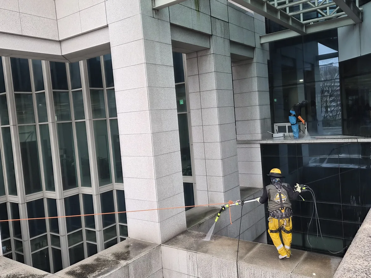 양양군 손양면 상가건물 옥상 파라펫 장비 주변 정밀 위생청소 사례 - 행진크린