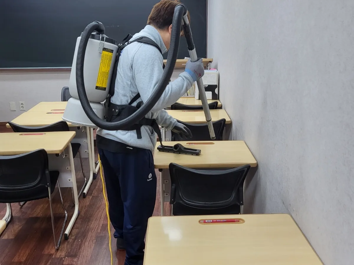 동해시 삼화동 학교 현관·중앙홀 바닥 위생청소 사례 - 행진크린